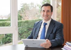 retrato corporativo vigo, director con corbata mirando a c&aacute;mara